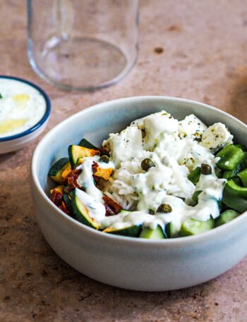 Griechische Buddha Bowl mit Tzatziki