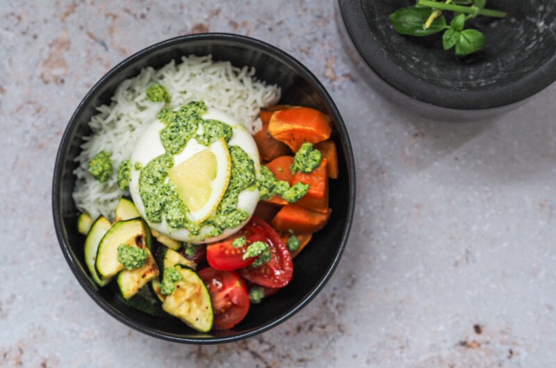Sommerliche Buddha Bowl mit gebackener Süßkartoffel, Burrata & Basilikum-Zitronen-Pesto