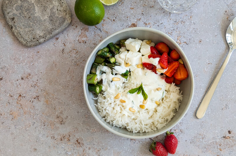 Buddha Bowl mit grünem Spargel, Erdbeeren & Feta