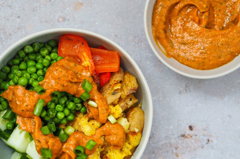 Vegane Smashed Potato Buddha Bowl mit gerösteter Paprika