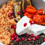 Orientalische Bowl mit Granatapfel und Linsen