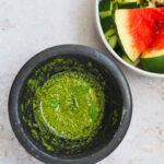 Minzsoße für Bowls oder Salate in einem Mörser