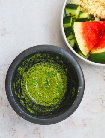 Minzsoße für Bowls oder Salate in einem Mörser