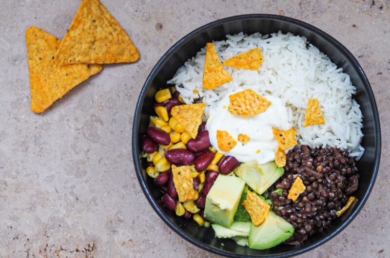 Mexikanische Burrito Bowl mit Linsen in Chilisoße & Limetten-Schmand