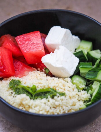 Sommer Bowl mit gegrillter Wassermelone mit Couscous und Feta