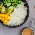 Vegane Sushi Bowl mit Sesam Miso Dressing