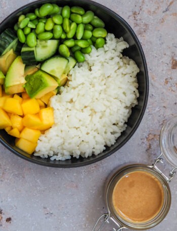 Vegane Sushi Bowl mit Sesam Miso Dressing