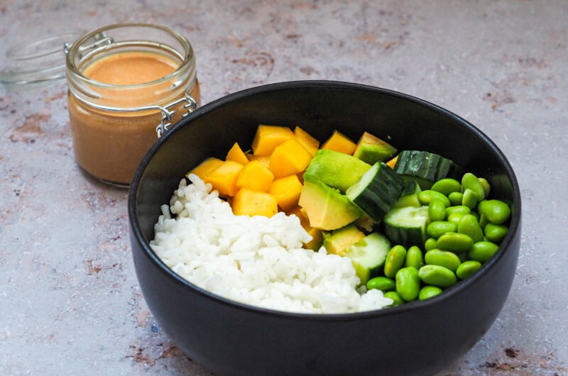 Sommerlich leicht & voller Umami: Meine vegane Sushi Bowl mit Miso-Dressing