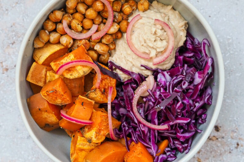 Buddha Bowl mit Süßkartoffel, Rotkohl & weißem Bohnenmus