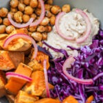 Vegane Buddha Bowl mit Süßkartoffel und Kichererbsen
