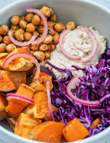 Vegane Buddha Bowl mit Süßkartoffel und Kichererbsen