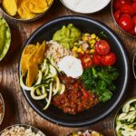 Buddha Bowl Zutaten auf einem Tisch