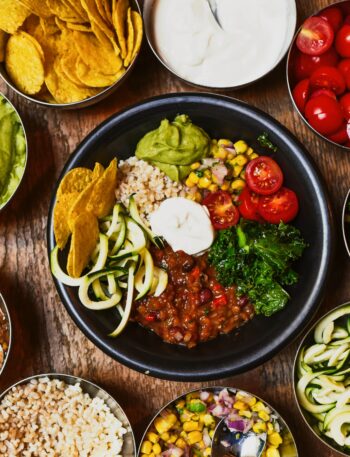 Buddha Bowl Zutaten auf einem Tisch