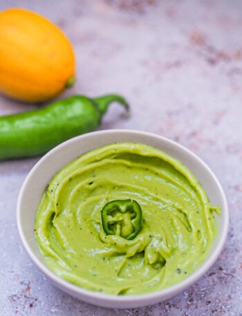 Avocado Soße mit Chili und Zitrone