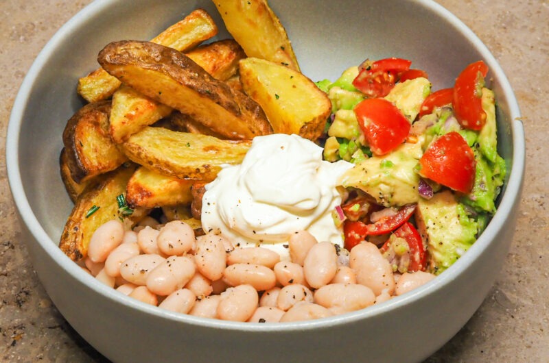 Bowl mit Pommes, Avocadosalat & weißen Bohnen – Soul Food für zu Hause